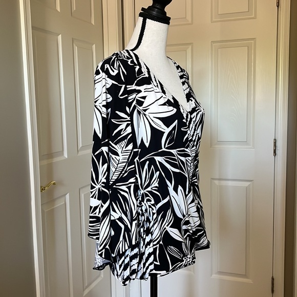 Alfani wrap blouse size medium stretchy fit that is slimming - Picture 2 of 8